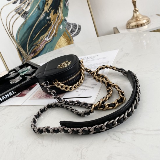 CHANEL 19 CLUTCH WITH CHAIN 0945
